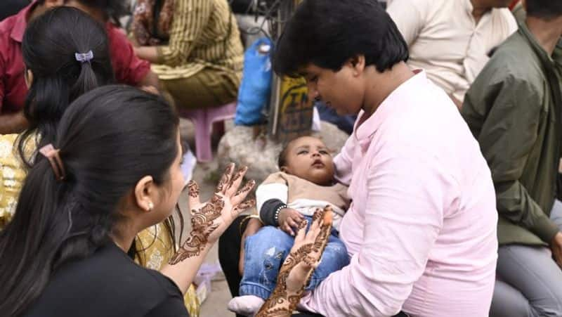 mehndi artist in lucknow  bazar during karwa chauth zkamn