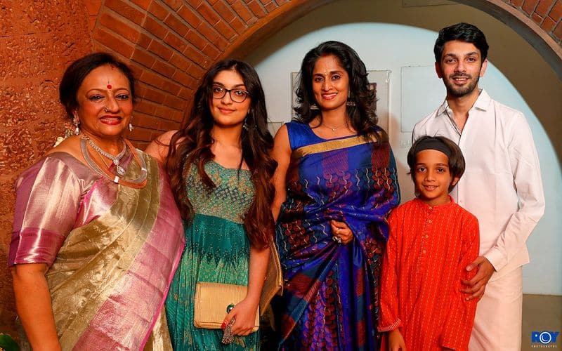 Ajith wife shalini and her daughter Anoushka attend anirudh house Ayudha pooja golu celebration gan