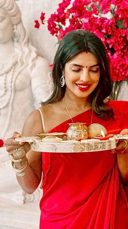 <p>1 नवंबर को करवाचौथ का पर्व उत्साह और उमंग से मनाया जा रहा है। प्रेम और अटूट बंधन का ये व्रत सुहागिन महिलाएं रखती हैं और पति की लंबी उम्र की कामना करती हैं। </p>

<p> </p>

<p> </p>
