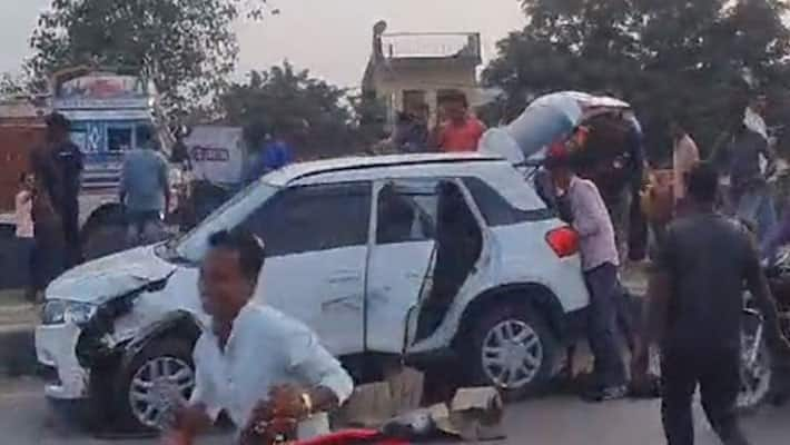 Accident with a vehicle carrying foreign liquor.. Locals who took the bottles.. Video viral..ISR