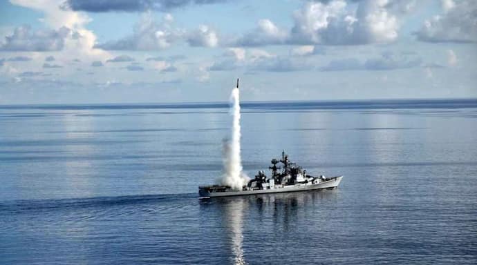 Indian naval destroyer tests BrahMos in the Bay of Bengal