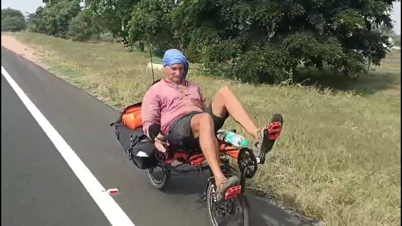 People of Karur took a selfie with an American who is cycling around the world at the age of 61 vel