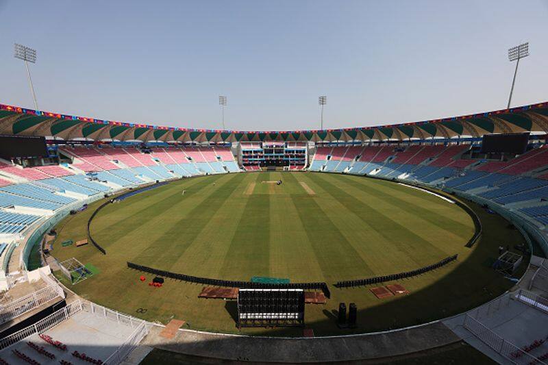 Video of Rogers Centre from Canada is falsely shared as Ekana Cricket Stadium in Lucknow jje