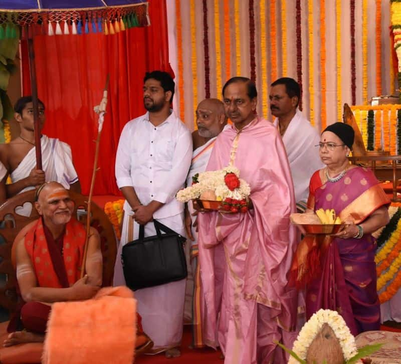 KCR performs raja shyamala yagam at his farmhouse lns