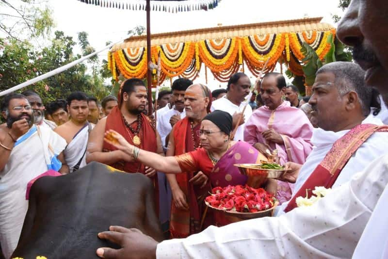 KCR performs raja shyamala yagam at his farmhouse lns