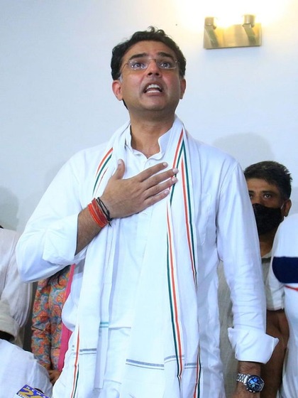 <p>सचिन पायलट और जम्मू-कश्मीर के पूर्व सीएम फारूक अब्दुल्ला की बेटी सारा अब्दुल्ला के तलाक की चर्चा राजस्था से दिल्ली तक है।<br />
 </p>

