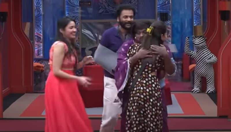 Bigg Boss Telugu 7:  శోభా శెట్టి, రతికలకు తేజ గట్టిగా హగ్గులు.. అమ్మాయిలా మారి పండగ చేసుకున్న కంటెస్టెంట్‌