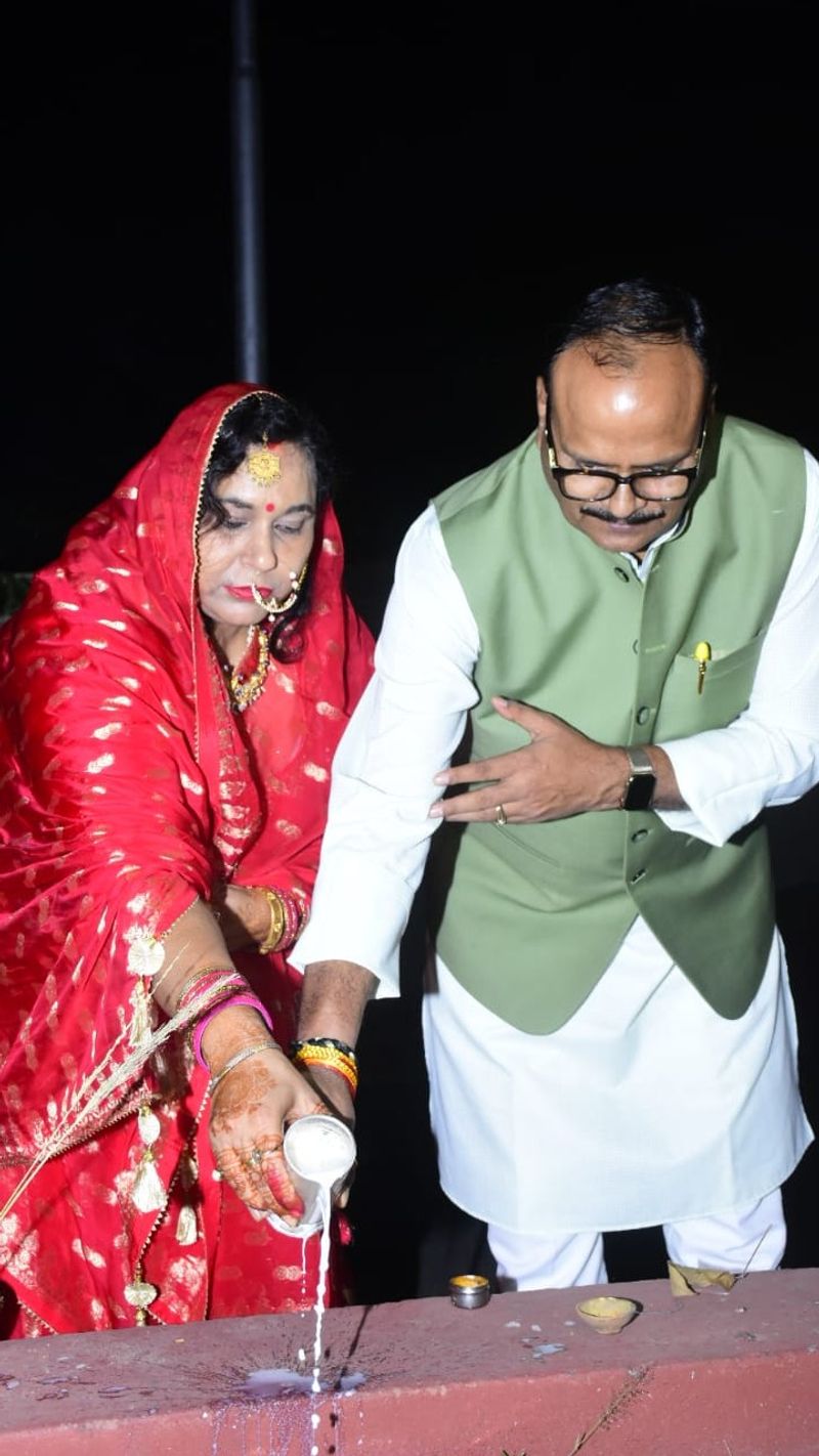 UP के डिप्टी सीएम ब्रजेश पाठक ने पत्नी संग करवाचौथ की पूजा की।