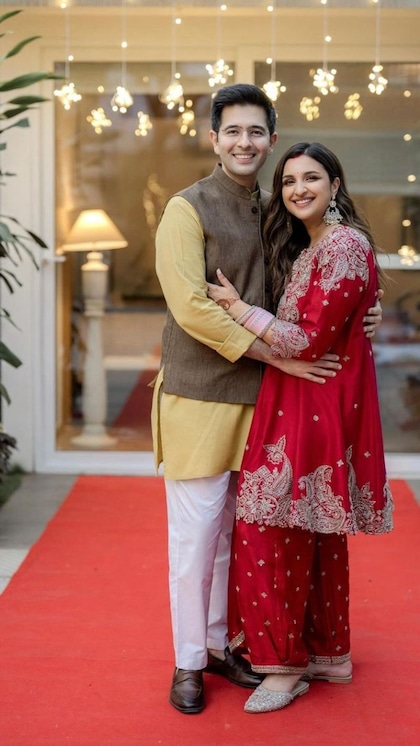 <p>शादी के बाद परिणीति चोपड़ा और राघव चड्ढा ने पहला करवाचौथ सेलिब्रेट किया। इस दौरान परी बिल्कुल पंजाबी रंग में नजर आईं।  </p>
