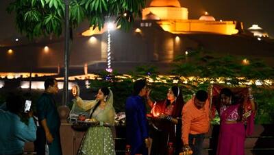 लखनऊ रिवर फ्रंट पर सुहागनों ने किया चांद का दीदार , तस्वीरें देखें 