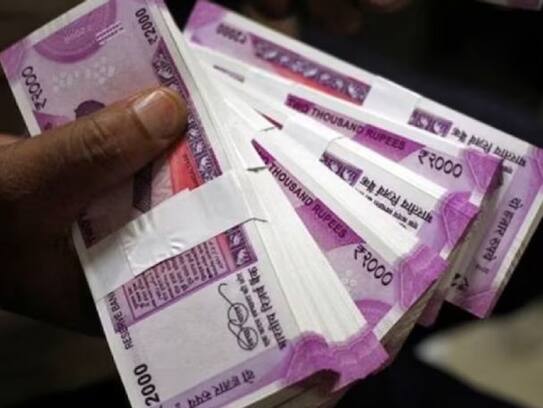 for rs 2000 notes exchange, rich men hired poor  labours in odisha with rs 300 for their pay kms