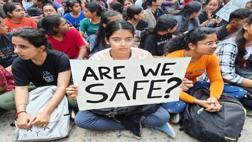 'किया Kiss, उतरवाए कपड़े' IIT BHU में छात्रा के साथ अश्लीलता
