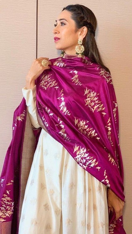 <p>सिंपल से सूट पर हमेशा हैवी दुपट्टे चार चांद लगा देते हैं। कई अलग-अलग रंग के प्लेन सलवार सूट पर आप हैवी बनारसी साड़ी का दुपट्टा बनवाकर कैरी कर सकती हैं।</p>
