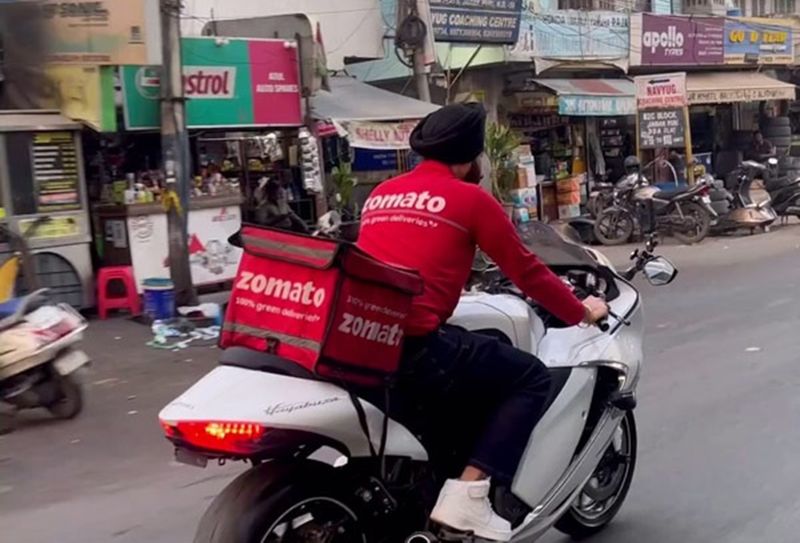 Zomato delivery boy riding a 17 lakh rupees bike... Viral video that shocked the netizens!-sak