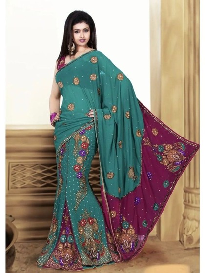 <p>ग्रीन एम्ब्रॉइडर्ड साड़ी पर हेवी वर्क है , न्यूली वेडेड पर ये साड़ी  खूब जंचेगी। </p>
