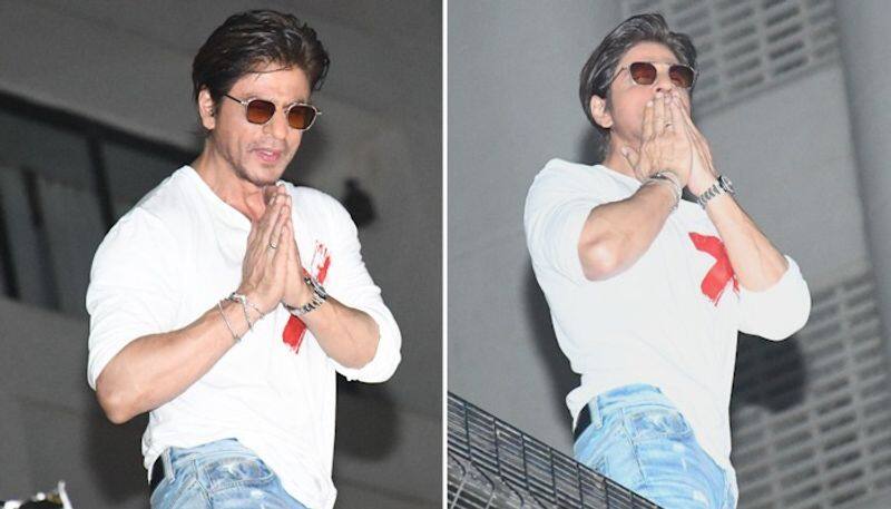 Happy Birthday Shah Rukh Khan: SRK makes second appearance of the day to greet fans outside Mannat [PICTURES] ATG