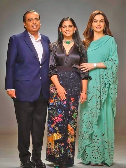 <p>अनंत अंबानी की शादी से पहले ईशा अंबानी की शादी हुई थी। जहां मुकेश अंबानी ने 700 करोड़ रुपए खर्च किए। लाडली बेटी की शादी दुनिया की सबसे महंगी शादियों में शुमार है। </p>
