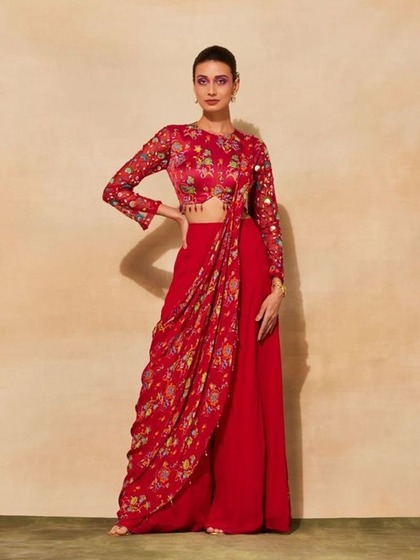 <p>रेडी टू वियर साड़ी को 1 मिनट साड़ी भी कहते हैं। इस साड़ी में पल्लू बना रहता है और प्लेट्स भी। आप इसको जींस टॉप की तरह 1 मिनट के अंदर पहन सकते हैं।<br />
 </p>
