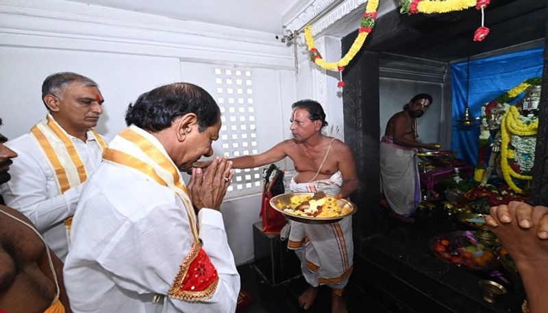 KCR Pujas at Konayapalli Venkateswara Swamy Temple - bsb