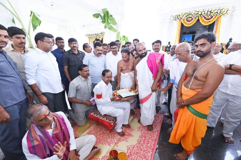 KCR Pujas at Konayapalli Venkateswara Swamy Temple - bsb