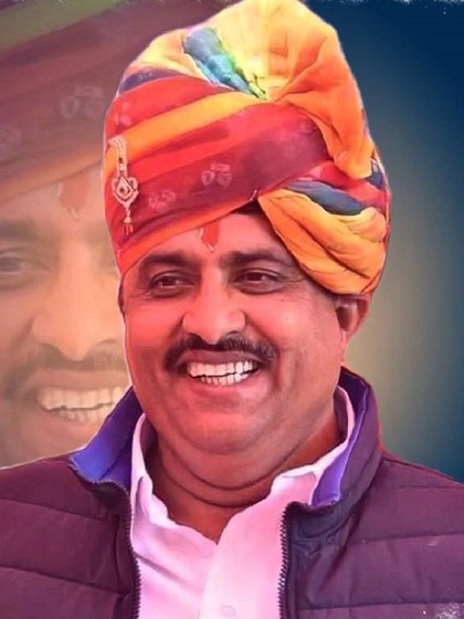 <p>धर्मगुरु गाजी फकीर के बेटे सालेह मोहम्मद को कांग्रेस ने जैसलमेर की पोकरण सीट से मैदान में उतारा है। वह अपने पिता के उत्‍तराधिकारी हैं।<br />
 </p>
