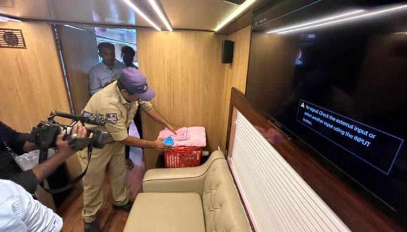 కేసీఆర్ ప్రగతి రథం బస్సును తనిఖీ చేసిన ఎన్నికల అధికారులు..