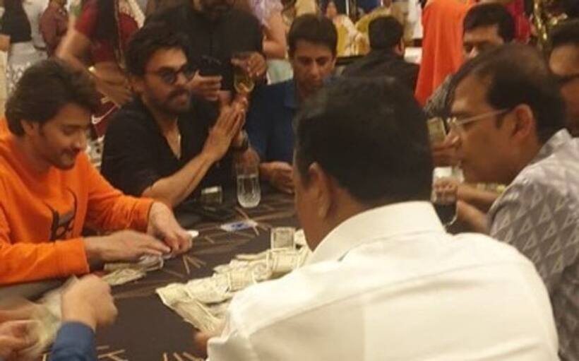 పబ్లిక్ గా పేకాట ఆడిన మహేష్ వెంకీ! సోషల్ మీడియాను షేక్ చేస్తున్న ఫోటో!
