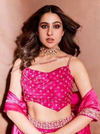 <p>यह ब्लाउज कंफर्टेबल भी होता है और इंडो वेस्टर्न टच का भी होता है। इस ब्लाउज के साथ हैवी चोकर पर करके आप बहुत गॉर्जियस लगेंगी।</p>
