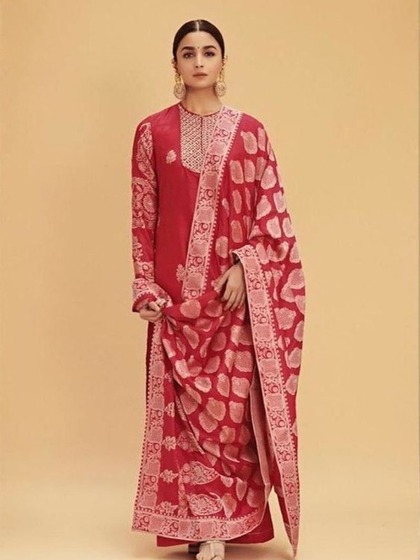 <p>इस सूट को अगर आप रीक्रिएट करती हैं तो आपका लुक बहुत ही एलिगेंट लगेगा । सूट के साथ कान के झुमके थोड़े बड़े ट्राई करेंगे तो लुक परफेक्ट लगेगा।</p>
