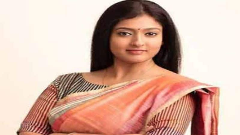 Actress gayathri raguram and Gautami Tadimalla likely to join aiadmk smp