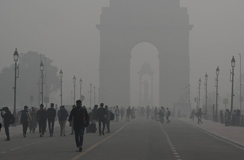 Air quality in Delhi remains 'very poor'; minimum temperature rises above normal AJR