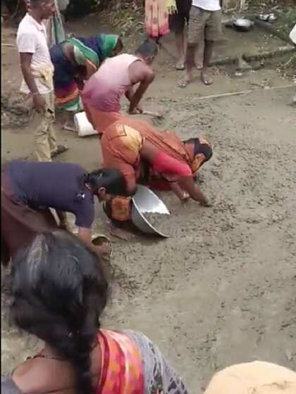 सड़क पर लगा गीला मसाला भर-भरकर ले जा रहें घर