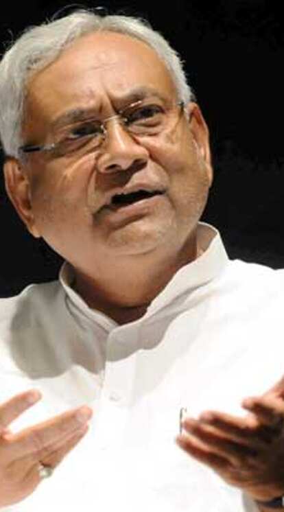 <p>बिहार को लालू-राबड़ी के मोहपाश से बाहर निकालकर लाए। राजद के एमवाई समीकरण और लोजपा के दलित कार्ड को भी मात दी।</p>
