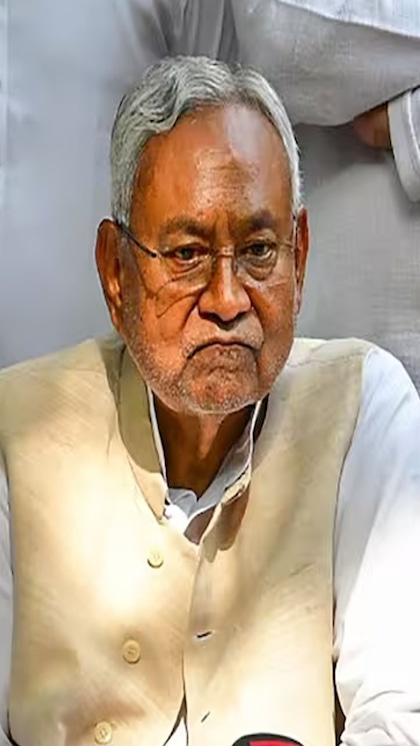 <p>नीतीश कुमार ने सभी JDU विधायकों को पटना आने का आदेश दिया है। BJP नेता दिल्ली में हाईकमान संग मीटिंग कर रहे हैं। NDA के सहयोगी दलों से भी संपर्क किया जा रहा है।<br />
 </p>
