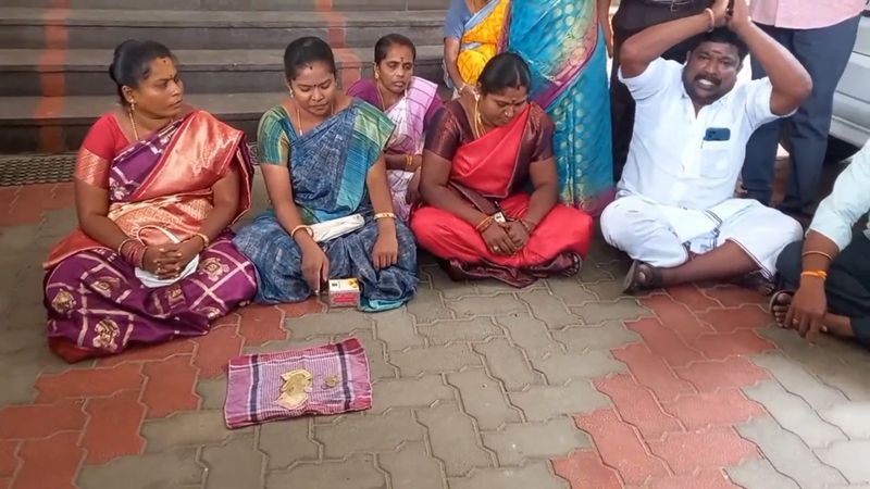 ward councillor did begging protest from public in theni district vel