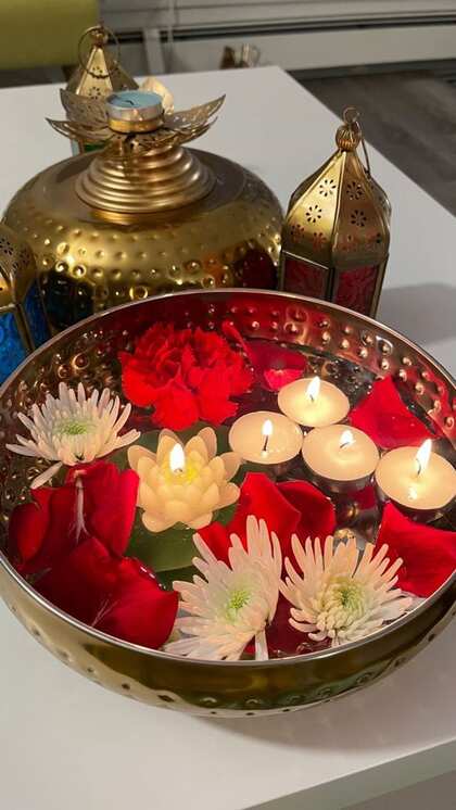 फूलों और दीयों का कॉम्बीनेशन
