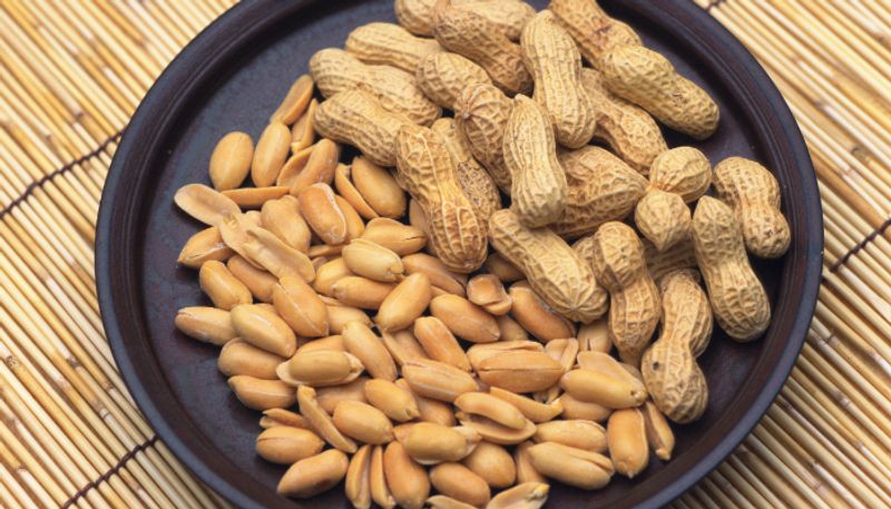 a handful of peanuts can help improve health