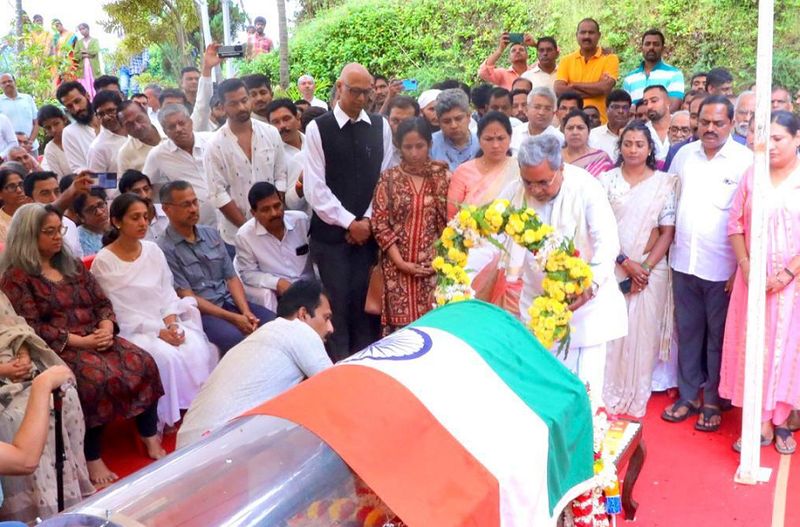 Ex Minister DB Chandregowda Final Rites Politicians Pay Tribute gvd