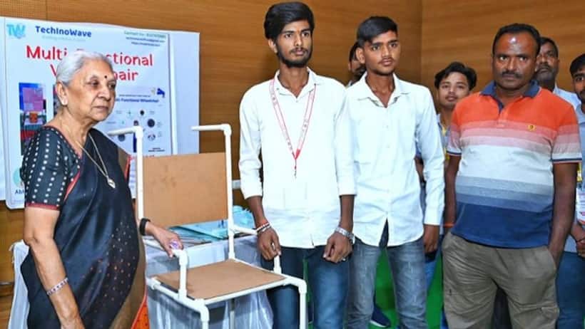 रिमोट वॉइस हेलमेट से चलता है ये व्हीलचेयर, IIT NIT नहीं गांव के इस 19 वर्षीय लड़के ने बनाई