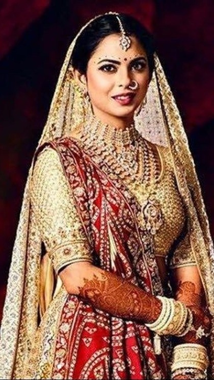 <p>अगर आपकी शादी होने वाली है और आप सोने की ज्वलेरी नहीं चाहती है तो आप ईशा अंबानी की तरह डायमंड रानी हार खरीद सकती हैं। आप कम दाम वाले हीरे में भी ऐसी डिजाइन पा सकती हैं। </p>
