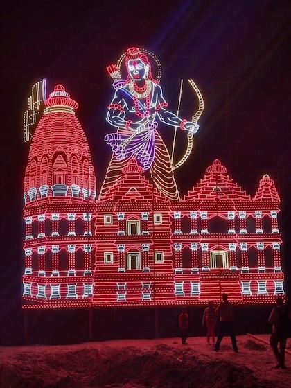 <p>अयोध्या को राम मंदिर, चांद मॉडल, दीप मॉडल व वॉल मॉडल की लाइटों से जगमग किया जा रहा है।</p>
