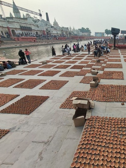 <p>दीपावली पर अयोध्या दीपोत्सव को एतिहासिक बनाने के लिए राम की पैड़ी व 51 घाटों पर दीपों को सजाने का काम शुरू हो गया है। </p>
