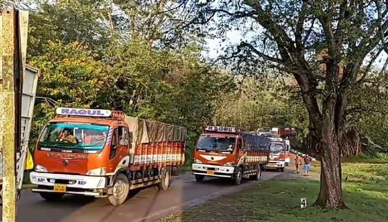 2 km traffic jam on Karnataka-Tamil Nadu border in Chamarajanagara grg 