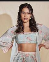 నడుమొంపులతో నయగారాలు పోతుంది నిహారిక, చిరునవ్వులతో మురిపిస్తున్న మెగా డాటర్