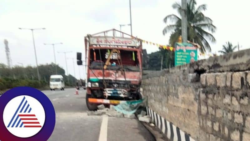 Terrible accident at tumakuru national highway 2 dies rav