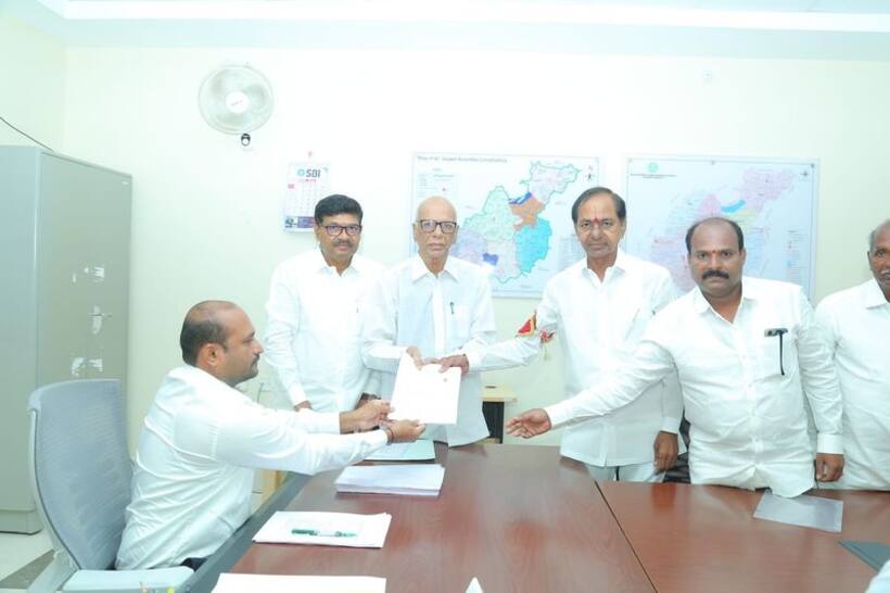  హరీష్ రావు లేకుండానే:  గజ్వేల్ లో నామినేషన్ దాఖలు చేసిన కేసీఆర్  