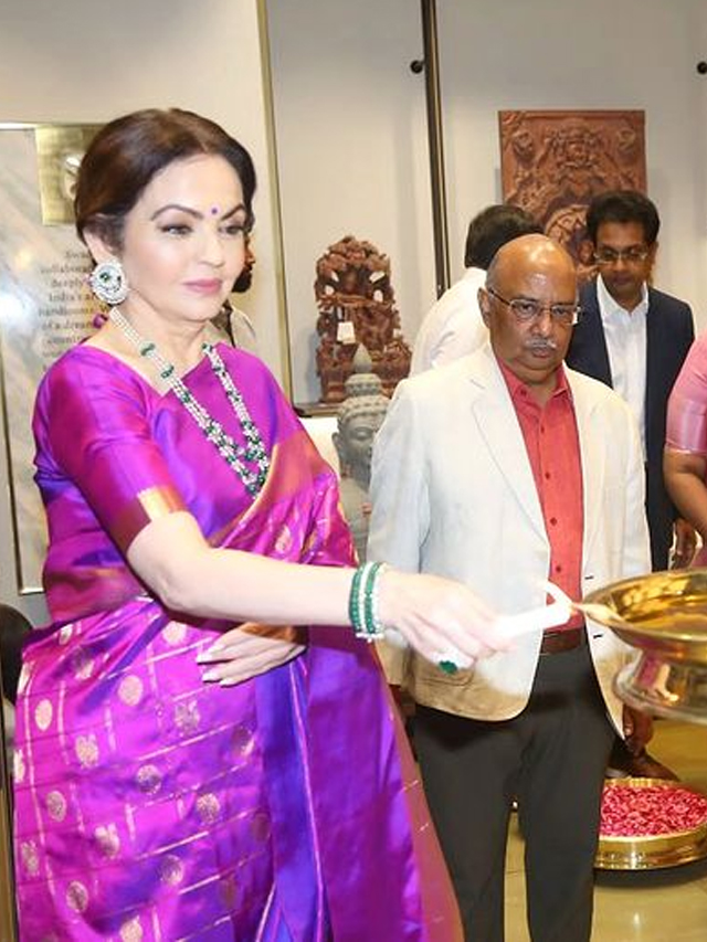 Nita Ambani inaugurates Reliance Retail's first standalone 'Swadesh' store in Hyderabad APK