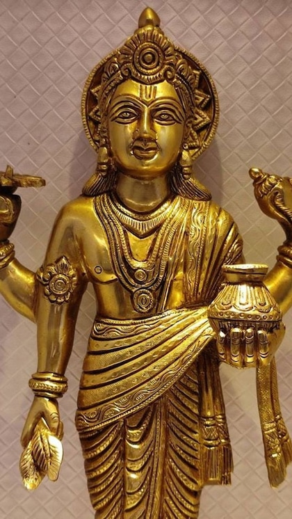 <p>बता दें, काशी के सुड़िया स्थित धन्वंतरि निवास में हर साल धनतेरस के मौके पर धन्वतंरि मंदिर के कपाट खोले जाते हैं। मान्यता है इस दिन भगवान कलश से अमृत छलकाते हैं। </p>

<p> </p>

<p> </p>
