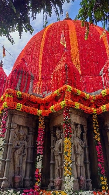 <p>कामाख्या देवी मंदिर भारत का ऐसा मंदिर है, जहां साल भर तंत्र-मंत्र की साधना होती है। कहा जाता है, यहां पर टोने टोटके से लेकर भूत पिचास तक का इलाज होता है। </p>
