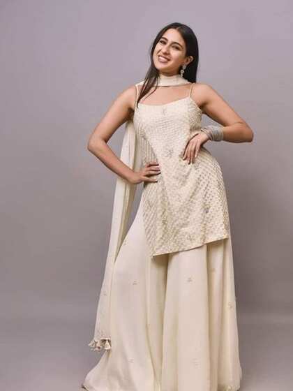 <p> क्रीम कलर के शरारा सूट के साथ आप मोतियों की माला पेयर कर सकती हैं। इस शरारा सूट में आपका लुक बहुत ही डीसेंट लगेगा।</p>
